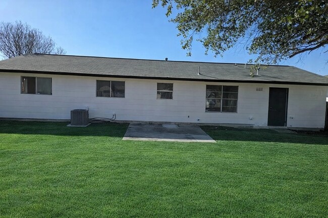 5855 Castle Brook Dr in San Antonio, TX - Building Photo - Building Photo