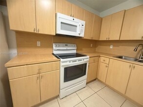 8802 NW 109th Ct, Unit 608 in Doral, FL - Foto de edificio - Building Photo