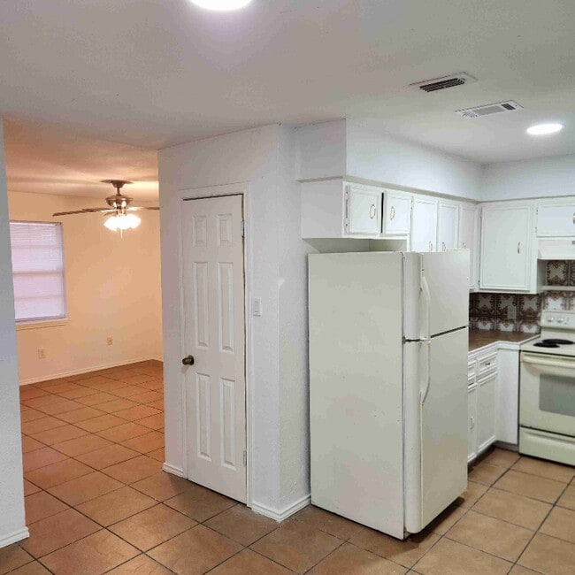 property at 1113 W Cano St