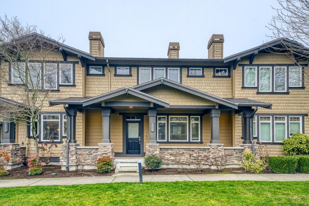 1816 10th Ave NE in Issaquah, WA - Building Photo