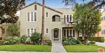 614 Beachwood Dr in Los Angeles, CA - Building Photo