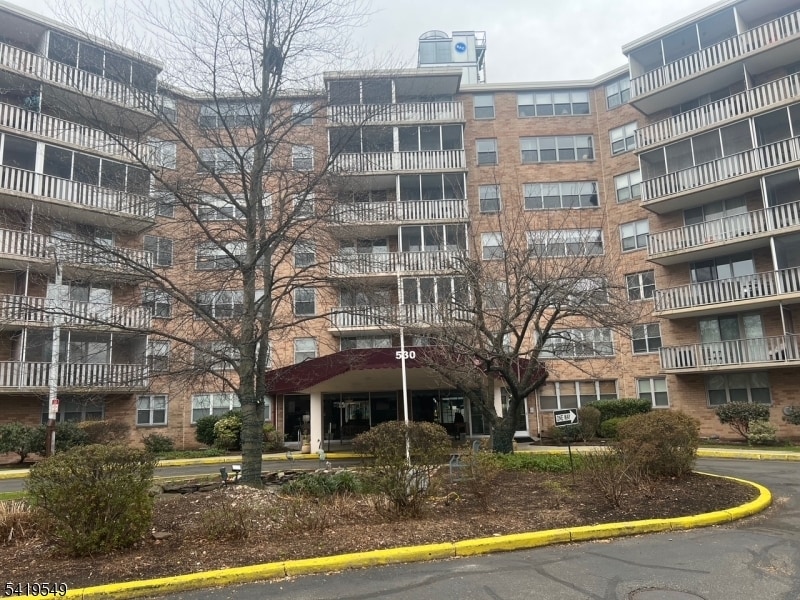 530 Valley Rd in Montclair, NJ - Building Photo