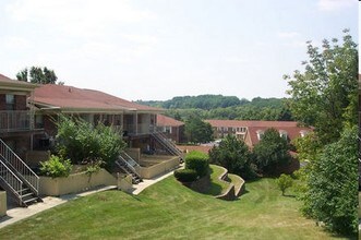 Hillside Court in Centerville, OH - Foto de edificio - Building Photo