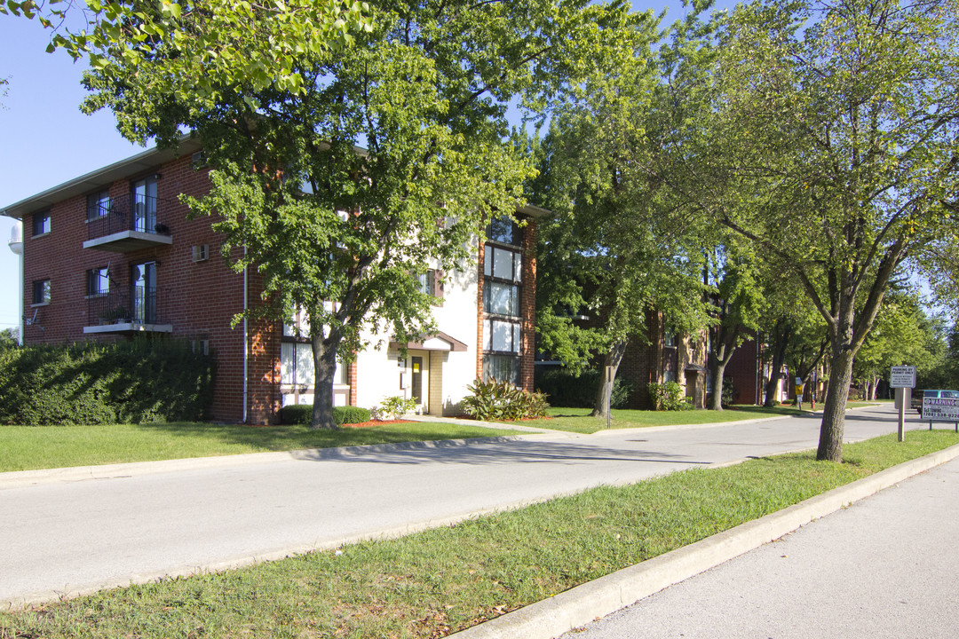 Parkview Apartments in Bensenville, IL - Building Photo