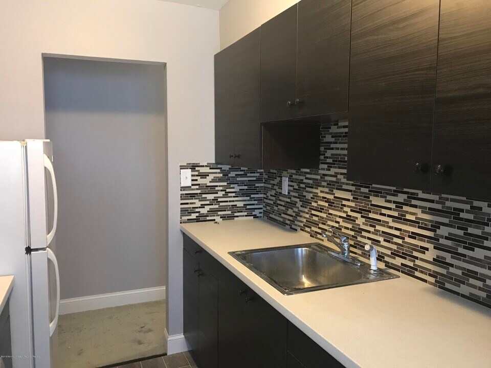 12 Manchester Ct-Unit -H in Freehold, NJ - Building Photo