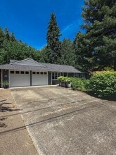 6136 SW Fernbrook Cir in Lake Oswego, OR - Building Photo - Building Photo