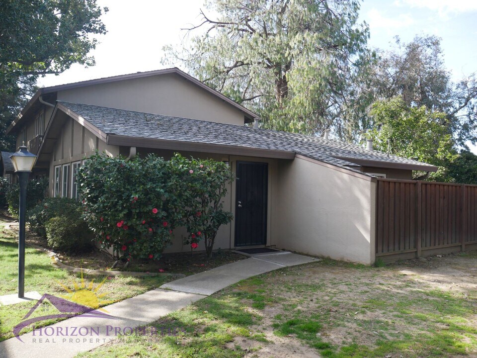 8607 La Riviera Dr in Sacramento, CA - Building Photo