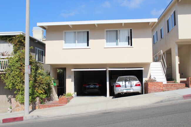 121 Rosecrans Pl, Unit 4 in Manhattan Beach, CA - Building Photo - Building Photo
