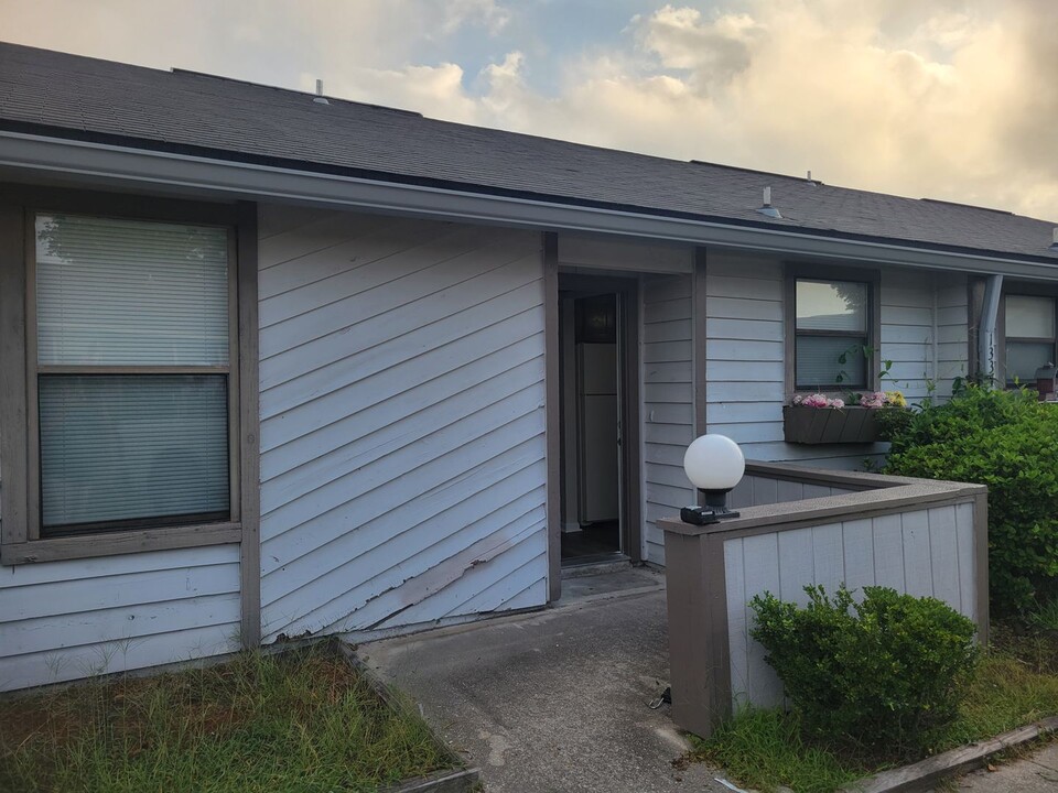 1337 Delaware Pl in Orange Park, FL - Foto de edificio