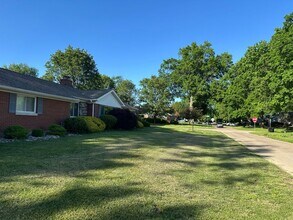 111 Lynnwood Dr in Clarksville, IN - Building Photo - Building Photo