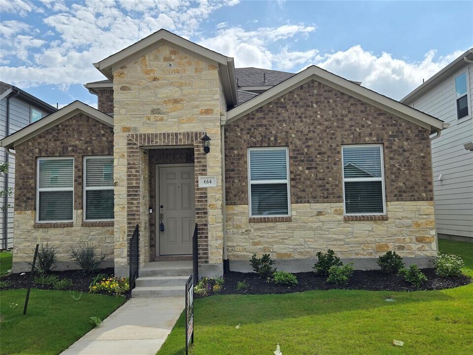 614 Emory Crossing Blvd in Hutto, TX - Building Photo