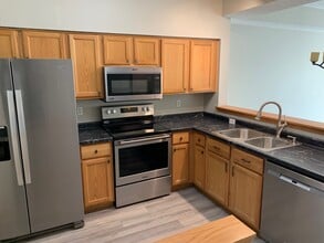 11737 Ryan Cir in Burnsville, MN - Building Photo - Building Photo