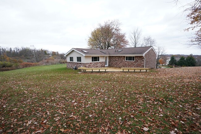 2405 Rochester Rd in Sewickley, PA - Foto de edificio - Building Photo