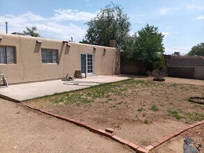 1905 Moon St NE in Albuquerque, NM - Foto de edificio - Building Photo