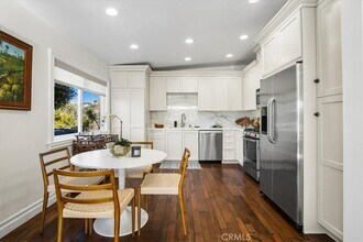 737 Griffith Way in Laguna Beach, CA - Foto de edificio - Building Photo