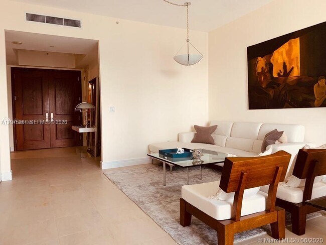 1425 Brickell Ave in Miami, FL - Building Photo - Building Photo