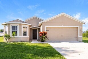320 SE 3rd St in Cape Coral, FL - Building Photo