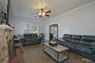 320 E Faust St in New Braunfels, TX - Building Photo - Building Photo