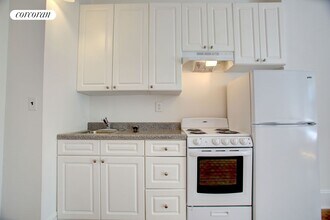 304 W 30th St in New York, NY - Building Photo - Building Photo