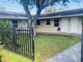 2247 Simms St in Hollywood, FL - Building Photo