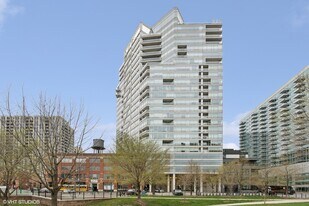 510 W Erie St in Chicago, IL - Building Photo