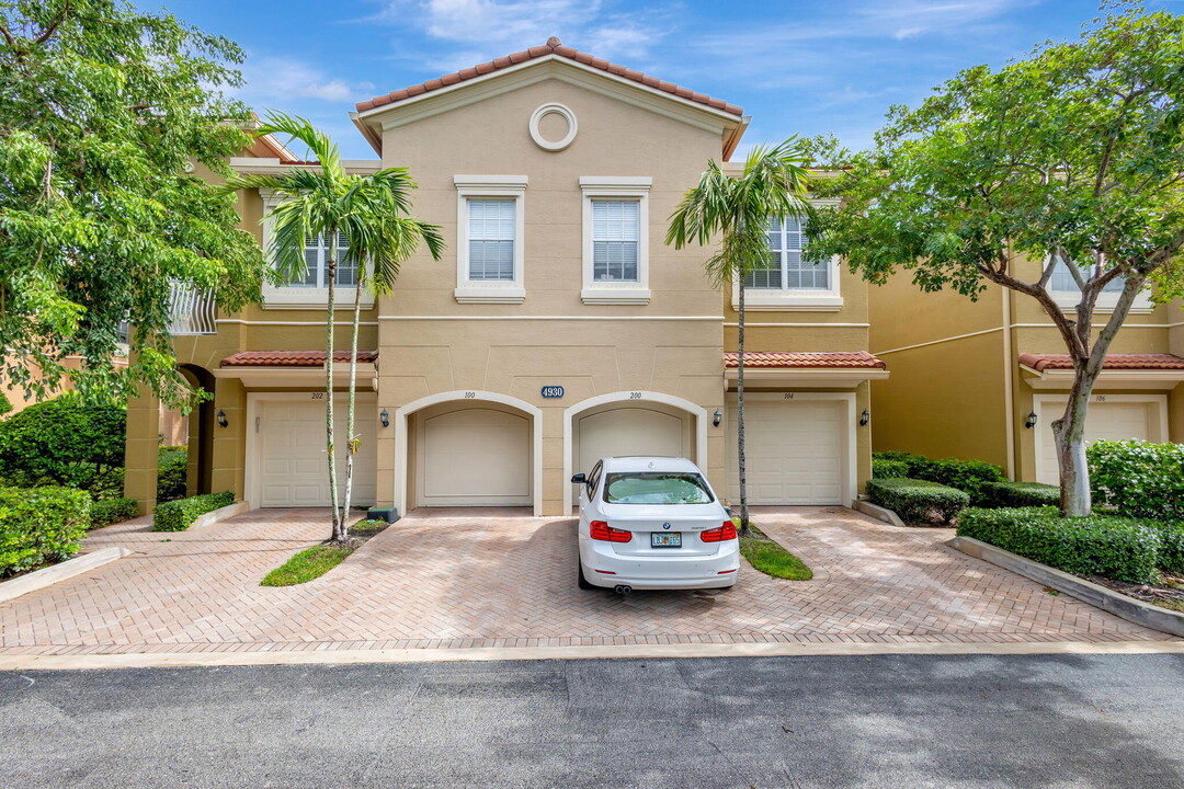 4930 Bonsai Cir in Palm Beach Gardens, FL - Foto de edificio