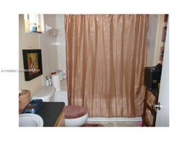 2022 NE 167th St in North Miami Beach, FL - Building Photo