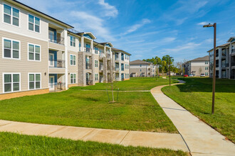 Lone Oak Meadows in Louisville, KY - Foto de edificio - Building Photo