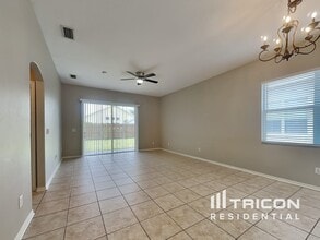 5547 Braddock Dr in Zephyrhills, FL - Building Photo - Building Photo