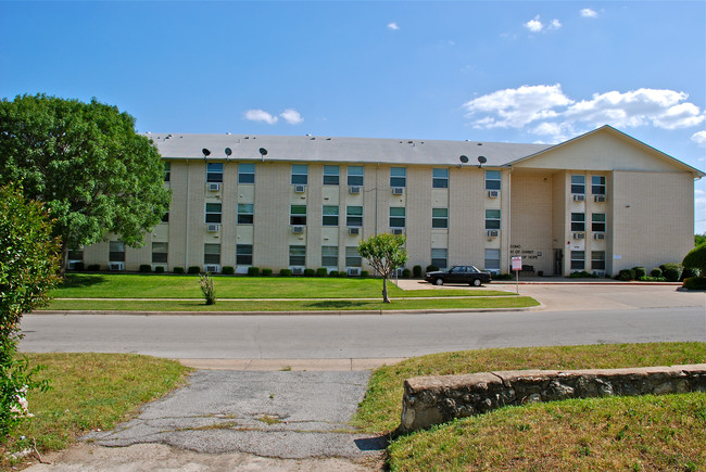 Lake Como Apartments in Fort Worth, TX - Foto de edificio - Building Photo