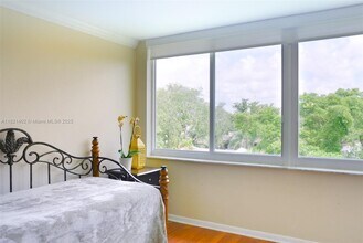 445 NE 195th St, Unit 430 in Miami, FL - Building Photo - Building Photo
