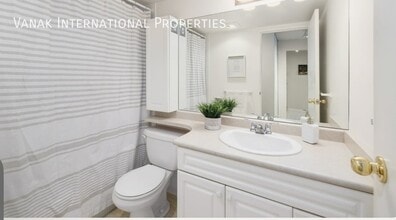 2008-2008 Fullerton Ave in North Vancouver, BC - Building Photo - Building Photo