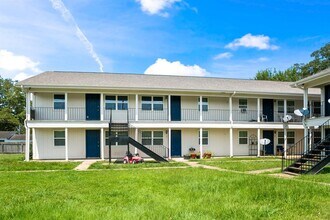 200 Hill St-Unit -5 in Sealy, TX - Building Photo - Building Photo