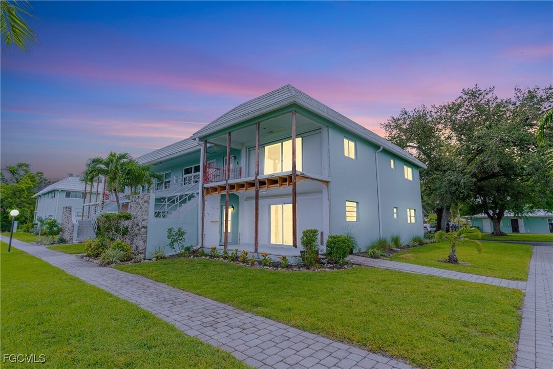 3225 E Riverside Dr in Ft. Myers, FL - Building Photo