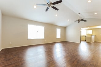 5005 Whisper Cove in Schertz, TX - Foto de edificio - Building Photo