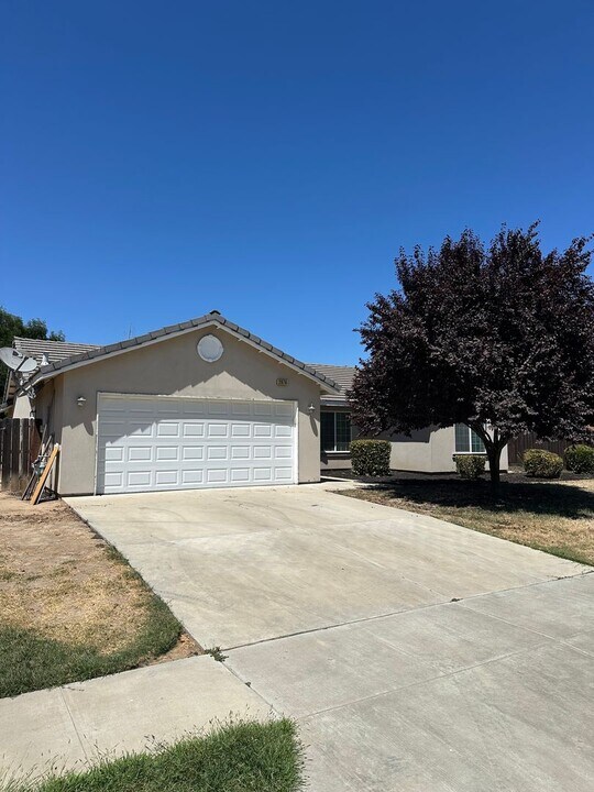 2874 Florence Ave in Sanger, CA - Foto de edificio