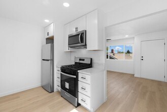 4082-4084 Chamoune Ave in San Diego, CA - Building Photo - Building Photo