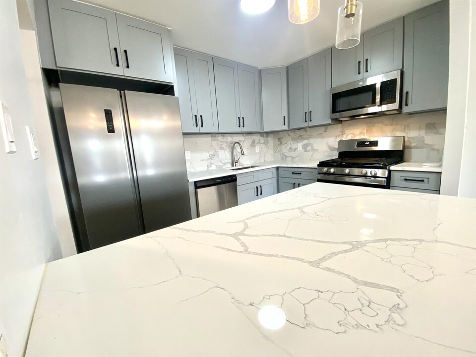 512 Avenue C in Bayonne, NJ - Building Photo
