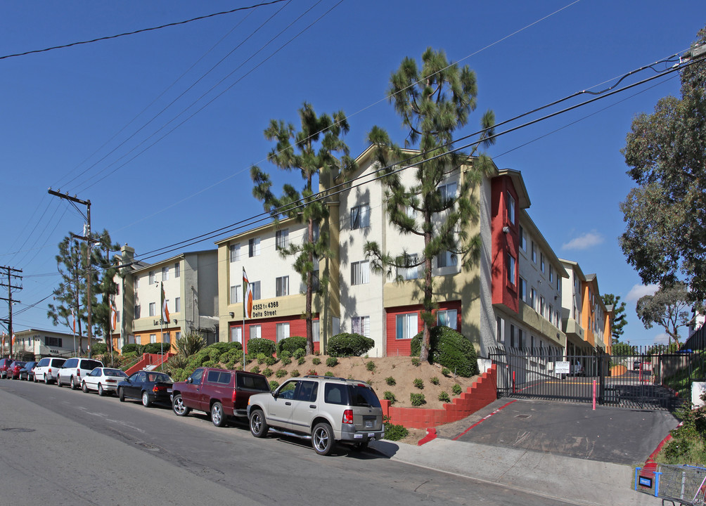 Las Serenas in San Diego, CA - Foto de edificio