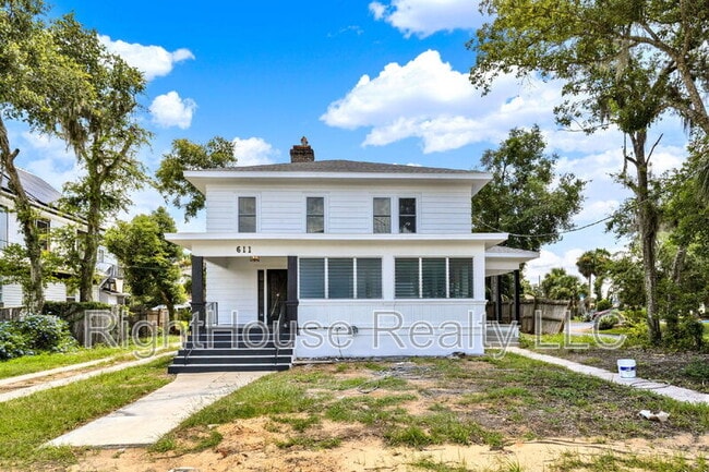 property at 611 S Grove St