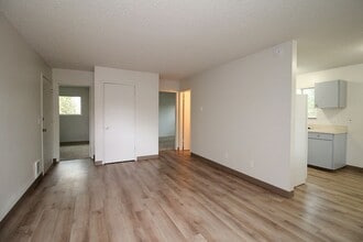 5704 SW Beaverton Hillsdale Hwy in Portland, OR - Foto de edificio - Building Photo