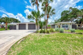 5129 Sandy Cove Ave in Siesta Key, FL - Foto de edificio - Building Photo