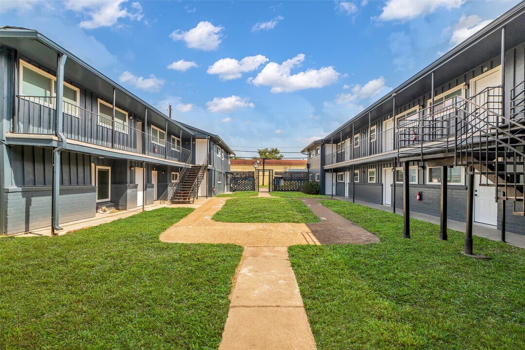 4706 Yellowstone Blvd in Houston, TX - Building Photo