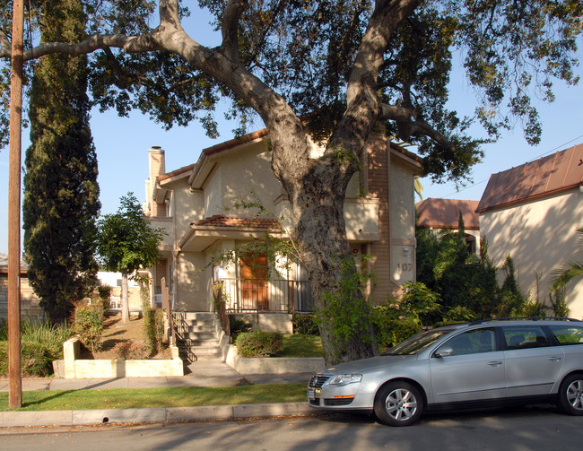 107 S Chester Ave in Pasadena, CA - Foto de edificio - Building Photo