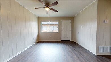204 Lynn Dr, Unit D in Bryan, TX - Building Photo - Building Photo