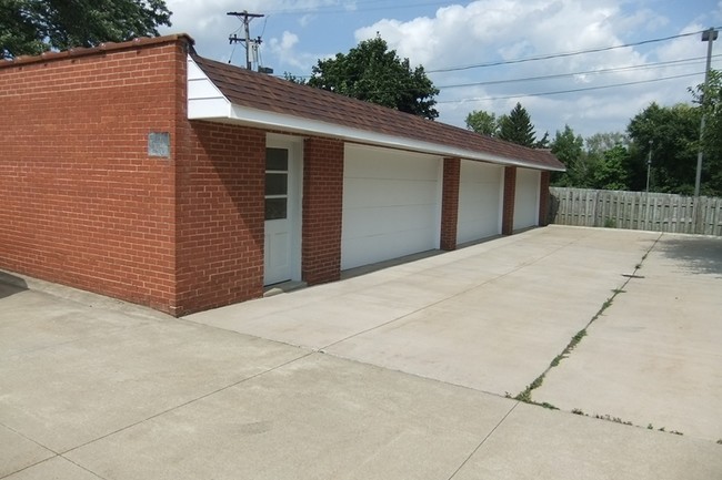 6403 Kingsdale Blvd in Parma Heights, OH - Foto de edificio - Building Photo