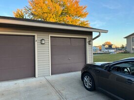 5820 Wilshire Ct in Hanover Park, IL - Building Photo