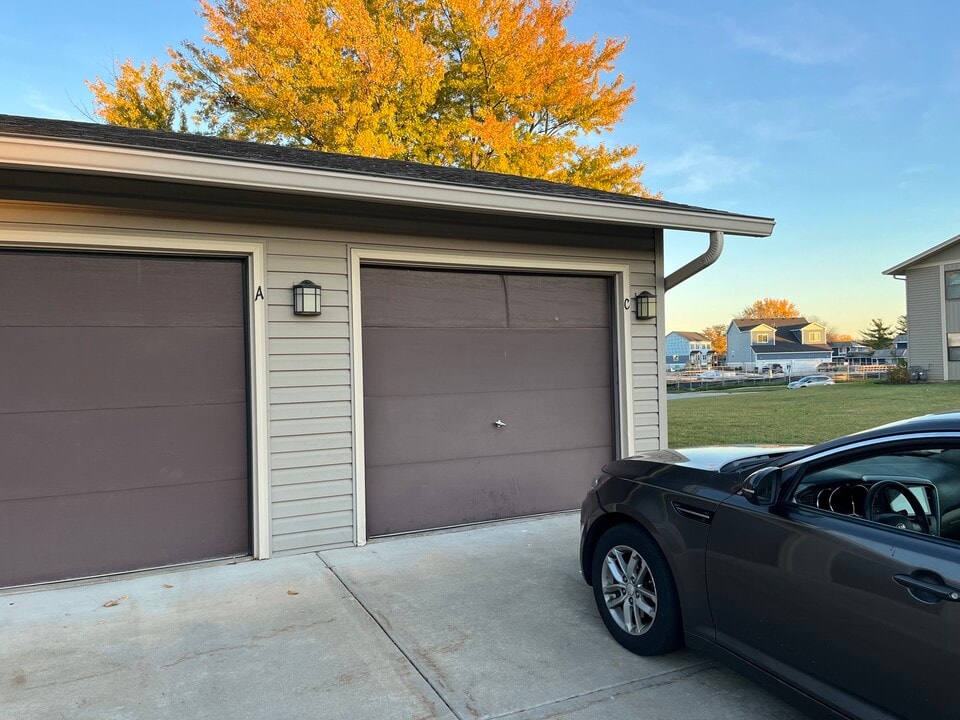 5820 Wilshire Ct in Hanover Park, IL - Building Photo