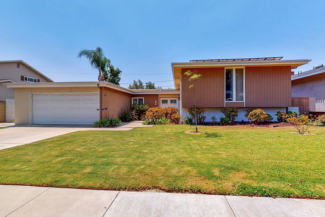 2622 E Ames Cir in Anaheim, CA - Building Photo