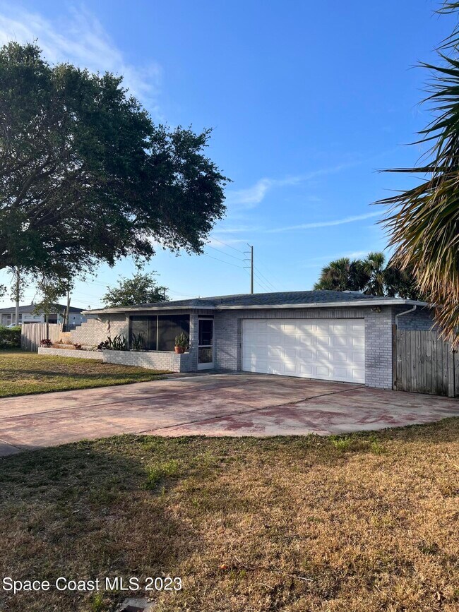 105 W Leon Ln in Cocoa Beach, FL - Foto de edificio - Building Photo